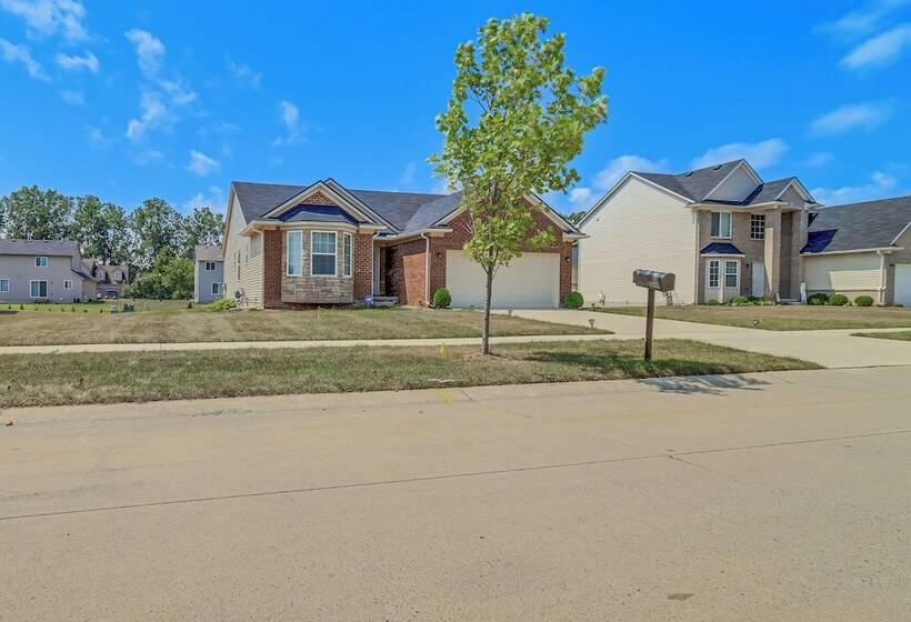 Michigan Home W/ Yard, 3 Mi To Detroit Airport