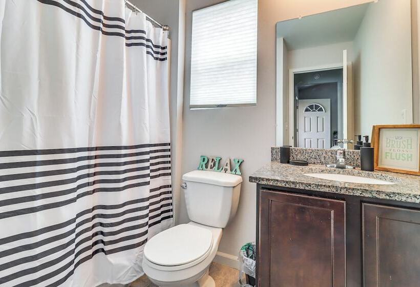 Michigan Home W/ Yard, 3 Mi To Detroit Airport