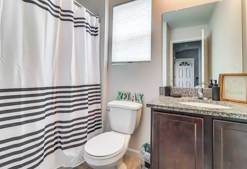 Michigan Home W/ Yard, 3 Mi To Detroit Airport