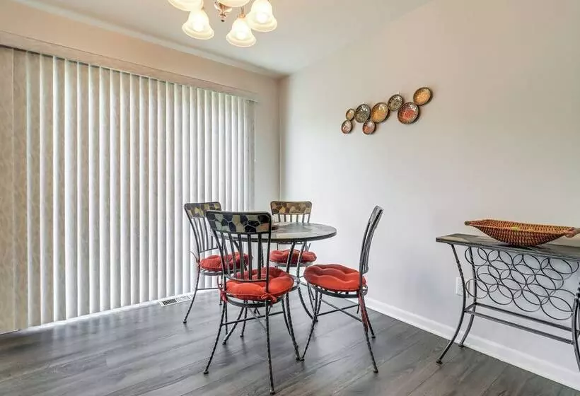 Michigan Home W/ Yard, 3 Mi To Detroit Airport