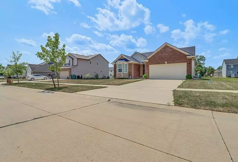 Michigan Home W/ Yard, 3 Mi To Detroit Airport