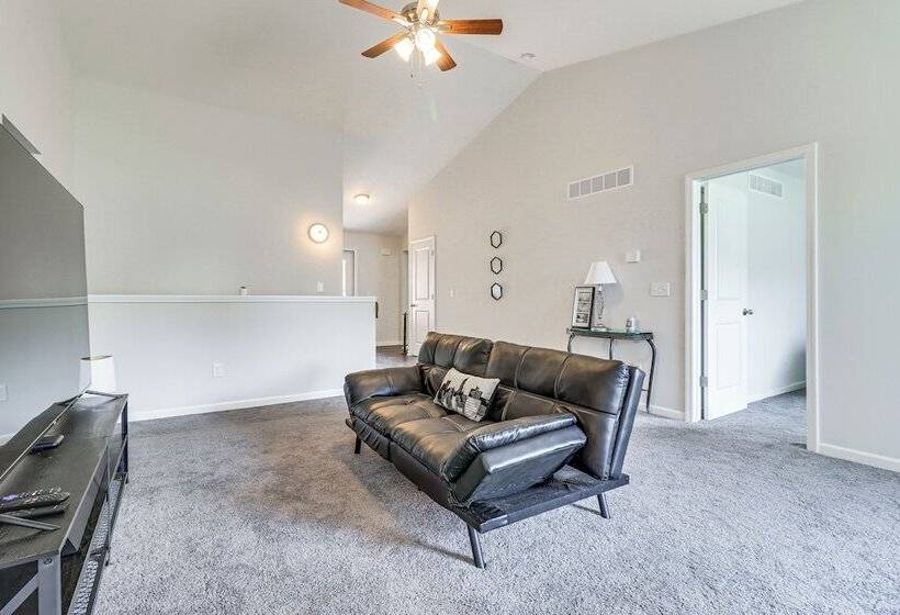 Michigan Home W/ Yard, 3 Mi To Detroit Airport