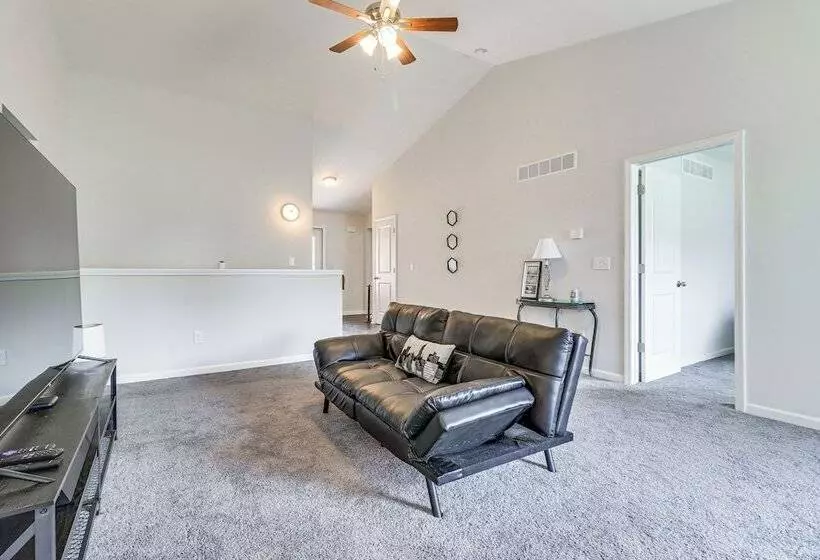 Michigan Home W/ Yard, 3 Mi To Detroit Airport