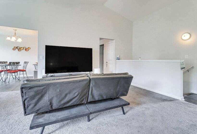 Michigan Home W/ Yard, 3 Mi To Detroit Airport