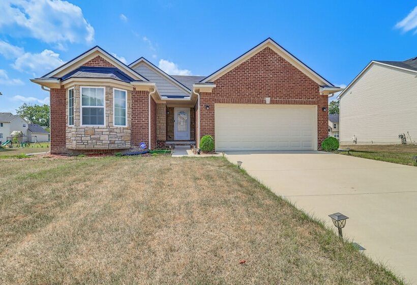 Michigan Home W/ Yard, 3 Mi To Detroit Airport