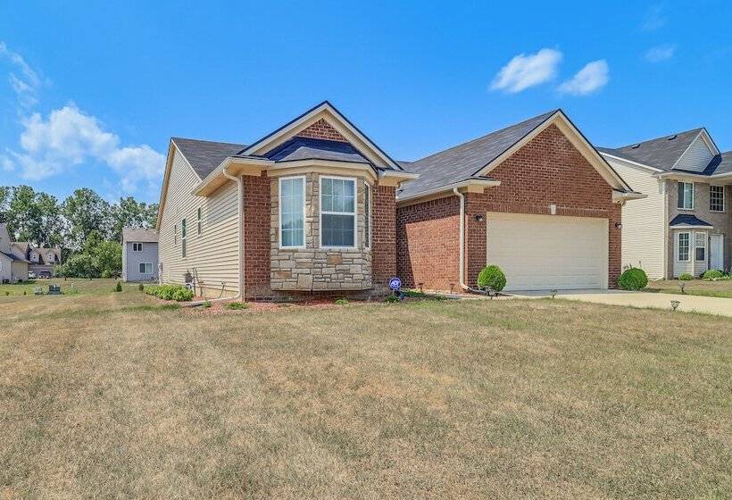 Michigan Home W/ Yard, 3 Mi To Detroit Airport