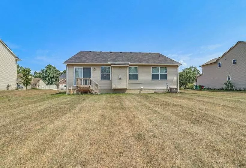 Michigan Home W/ Yard, 3 Mi To Detroit Airport