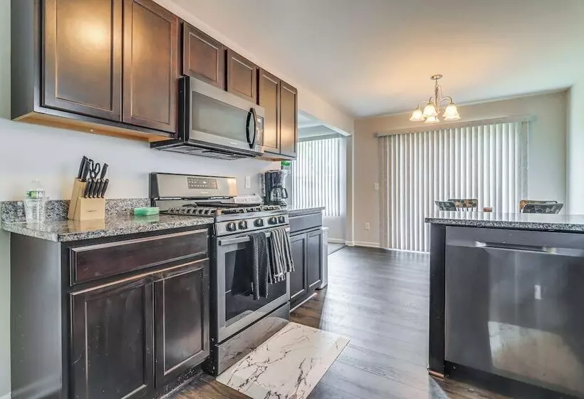 Michigan Home W/ Yard, 3 Mi To Detroit Airport