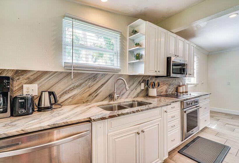 Peaceful Fort Myers Home: Walk To Buckingham Farms