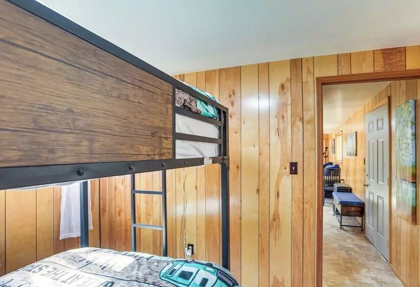 1 Mi To State Park: Peaceful La Pine Cabin W/ Deck