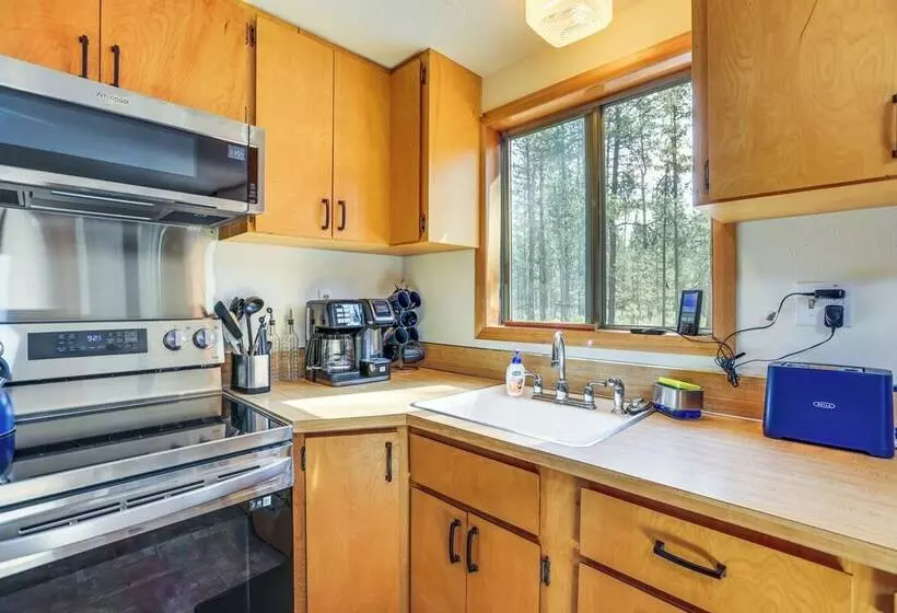 1 Mi To State Park: Peaceful La Pine Cabin W/ Deck