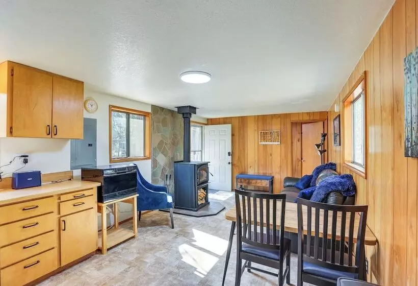 1 Mi To State Park: Peaceful La Pine Cabin W/ Deck