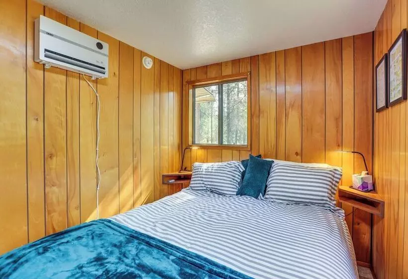1 Mi To State Park: Peaceful La Pine Cabin W/ Deck
