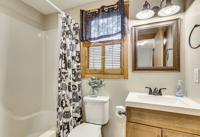 < 1 Mi To Bryce Resort: Quiet Cabin W/ Hot Tub!