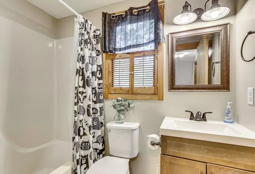 < 1 Mi To Bryce Resort: Quiet Cabin W/ Hot Tub!