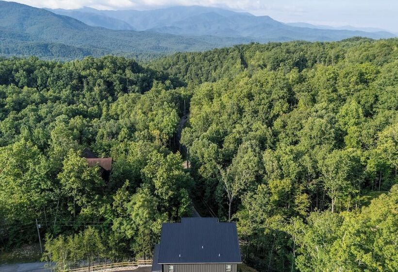 Rambling Ridge Lodge Endless Amenities & Fun Indoor Pool & Hot Tub, A+ Arcade Game Room