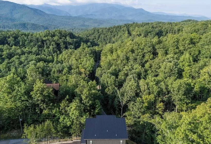 Rambling Ridge Lodge Endless Amenities & Fun Indoor Pool & Hot Tub, A+ Arcade Game Room