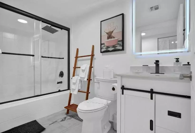 Serene Cozy Retreat With Balcony Free Parking