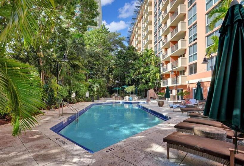 Serene Cozy Retreat With Balcony Free Parking