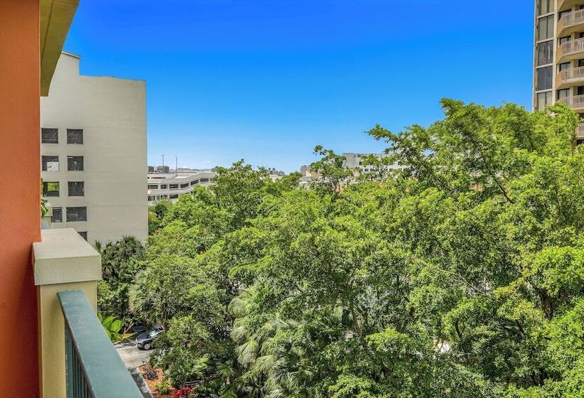 Serene Cozy Retreat With Balcony Free Parking