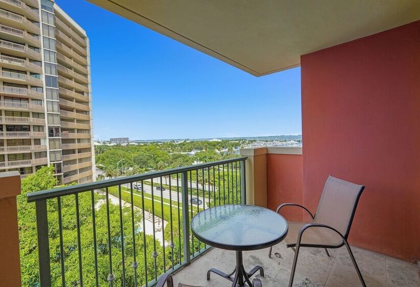 Serene Cozy Retreat With Balcony Free Parking