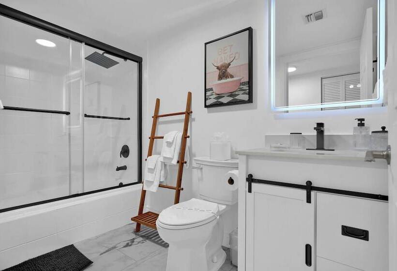 Serene Cozy Retreat With Balcony Free Parking