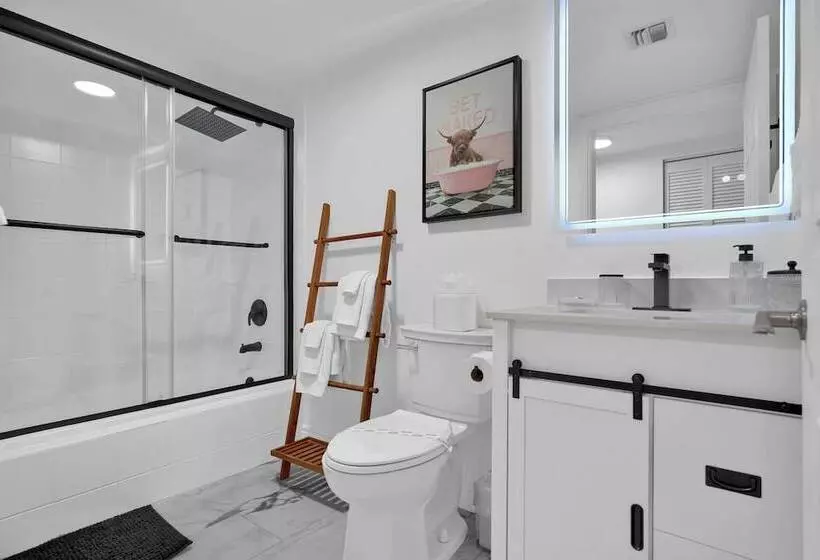 Serene Cozy Retreat With Balcony Free Parking
