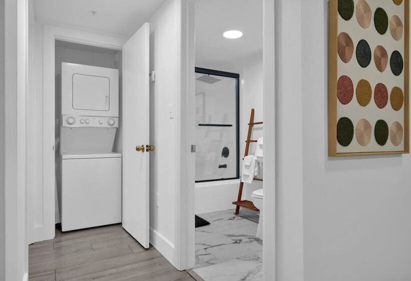 Serene Cozy Retreat With Balcony Free Parking