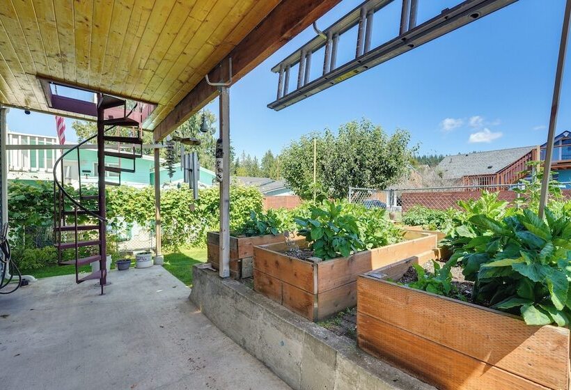 Walk To Water: Camano Home W/ Ocean View Deck