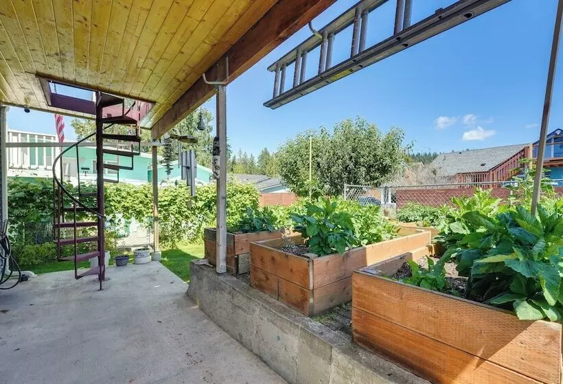 Walk To Water: Camano Home W/ Ocean View Deck