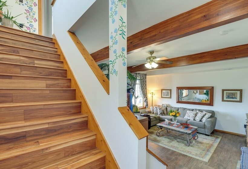 Walk To Water: Camano Home W/ Ocean View Deck