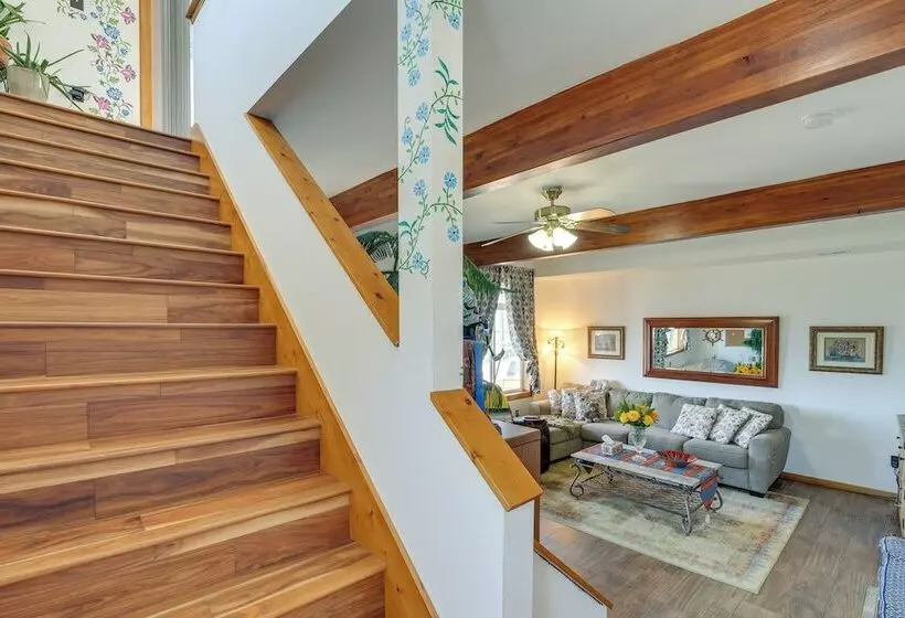 Walk To Water: Camano Home W/ Ocean View Deck