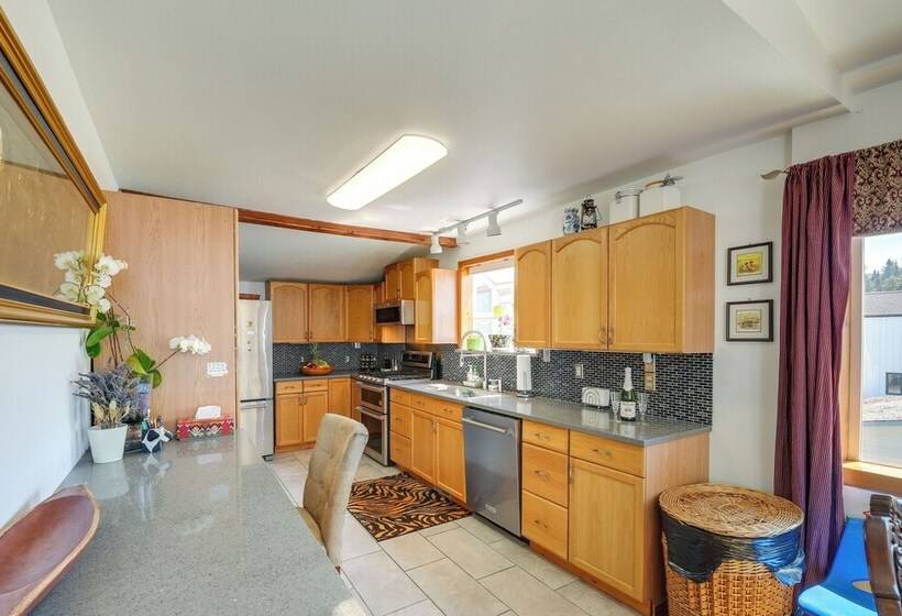 Walk To Water: Camano Home W/ Ocean View Deck