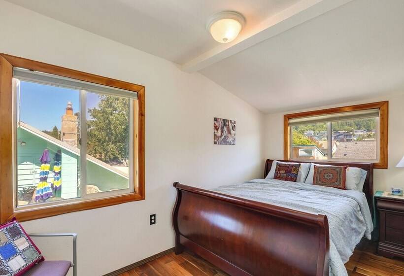 Walk To Water: Camano Home W/ Ocean View Deck