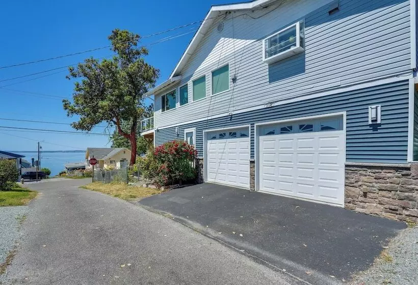 Walk To Water: Camano Home W/ Ocean View Deck