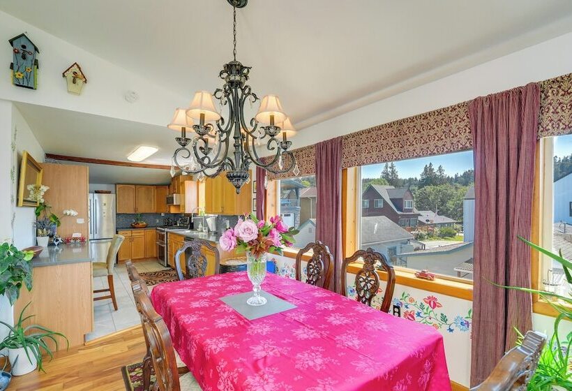 Walk To Water: Camano Home W/ Ocean View Deck