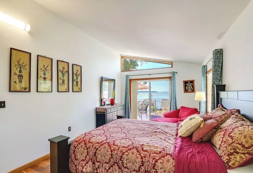 Walk To Water: Camano Home W/ Ocean View Deck