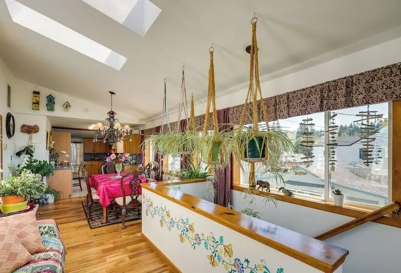 Walk To Water: Camano Home W/ Ocean View Deck