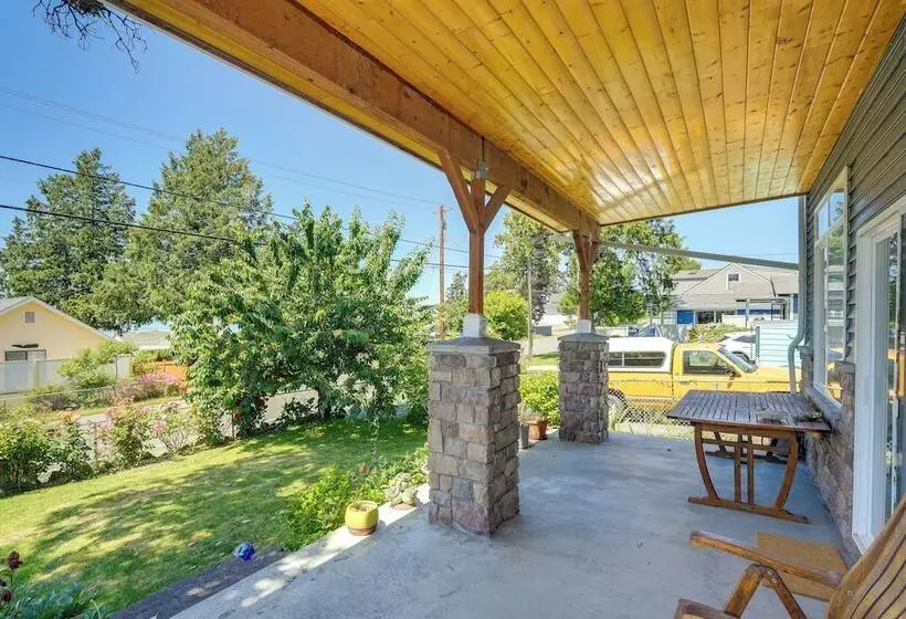 Walk To Water: Camano Home W/ Ocean View Deck