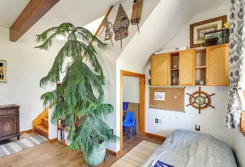 Walk To Water: Camano Home W/ Ocean View Deck