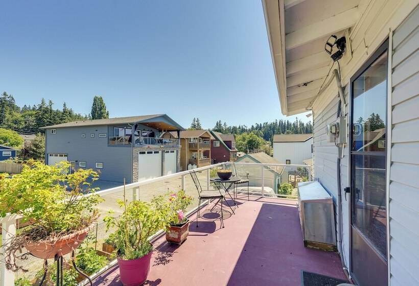 Walk To Water: Camano Home W/ Ocean View Deck