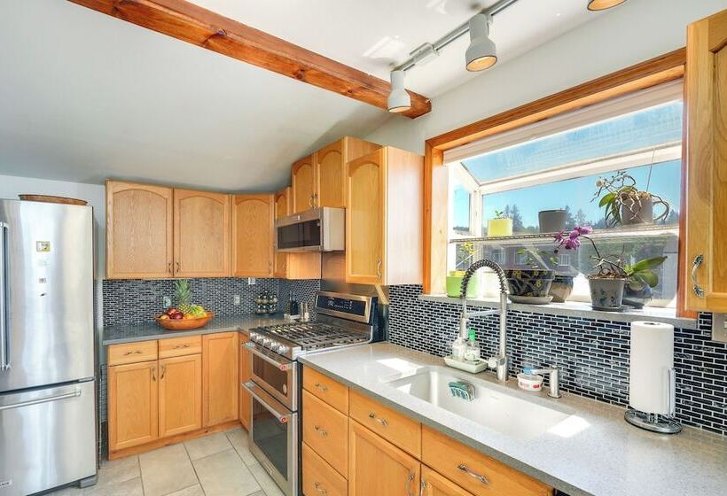 Walk To Water: Camano Home W/ Ocean View Deck