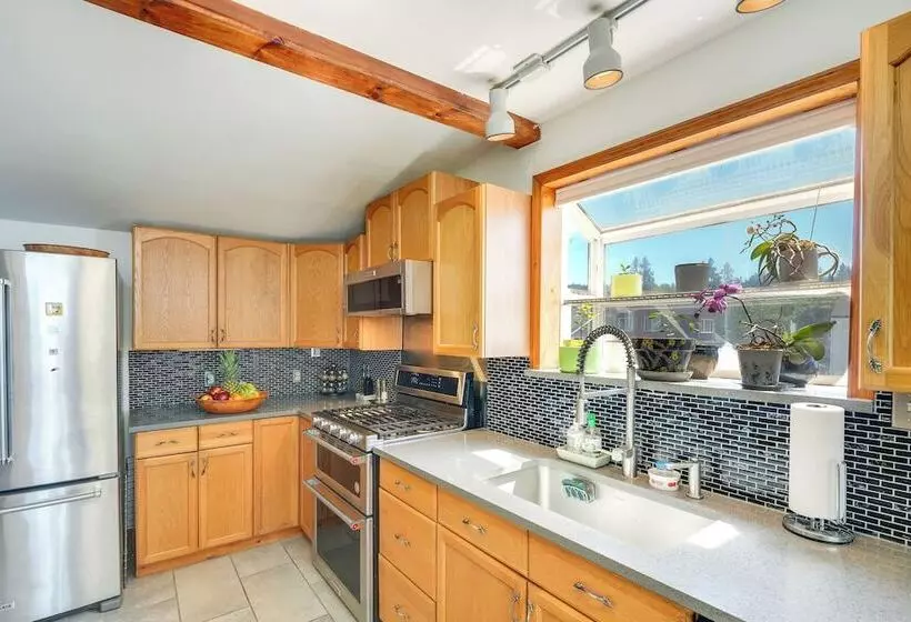 Walk To Water: Camano Home W/ Ocean View Deck