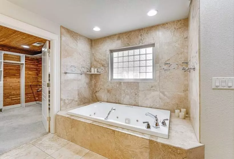 8 Mi To Jacksonville: Oregon Getaway W/ Deck!