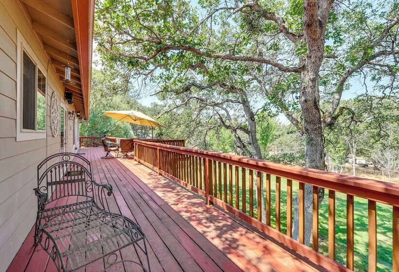 8 Mi To Jacksonville: Oregon Getaway W/ Deck!