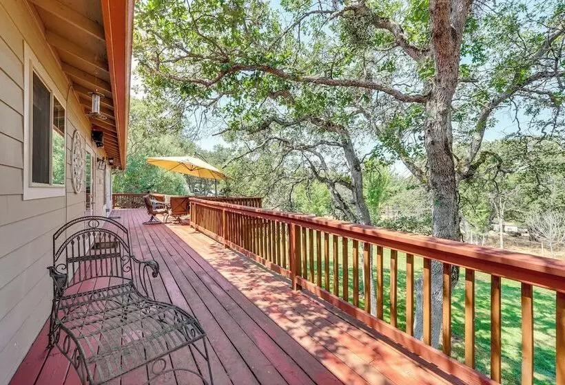 8 Mi To Jacksonville: Oregon Getaway W/ Deck!