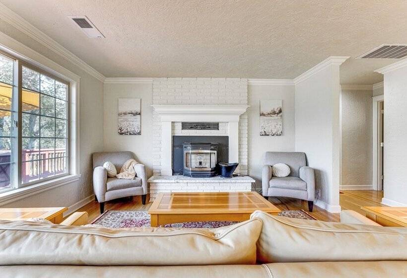 8 Mi To Jacksonville: Oregon Getaway W/ Deck!