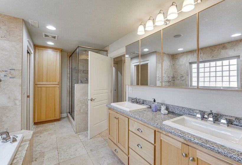 8 Mi To Jacksonville: Oregon Getaway W/ Deck!