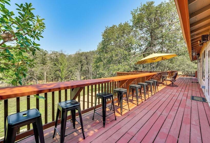 8 Mi To Jacksonville: Oregon Getaway W/ Deck!