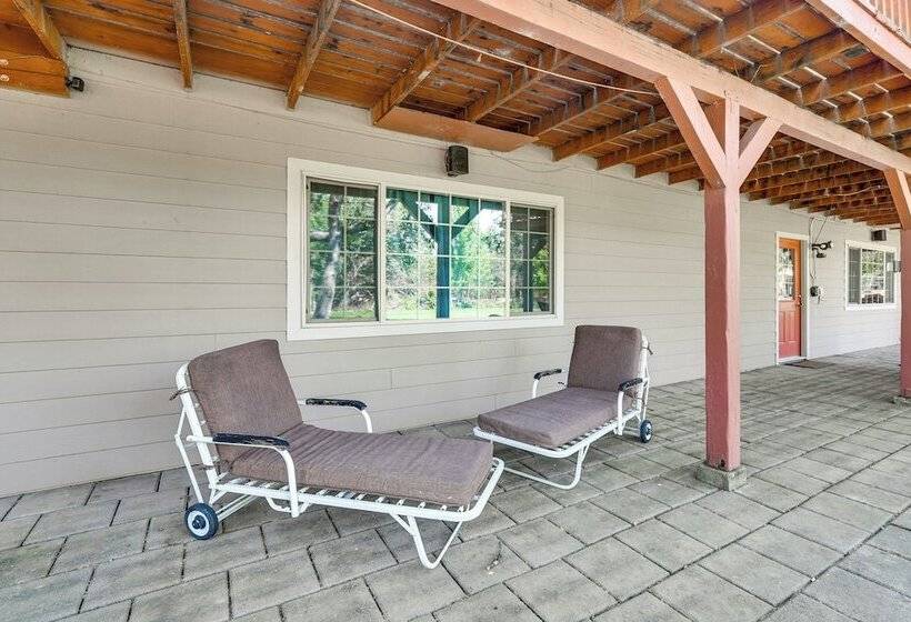 8 Mi To Jacksonville: Oregon Getaway W/ Deck!